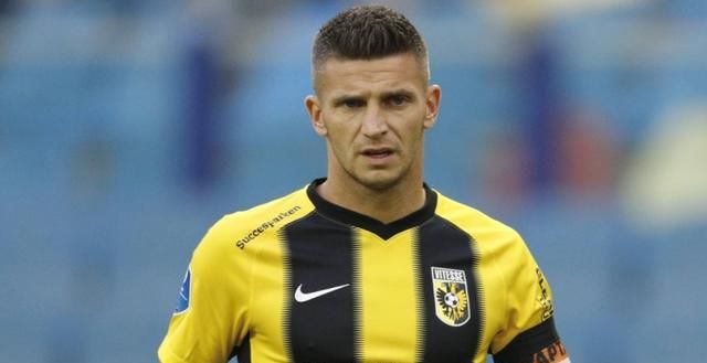 他的兴趣仍 他的兴趣仍